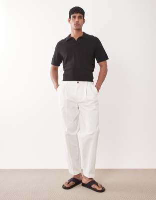Elegante, schmal zulaufende Oversize-Chinohose in Weiß mit hohem Baumwollanteil und Bundfalten Weiß 56 Short