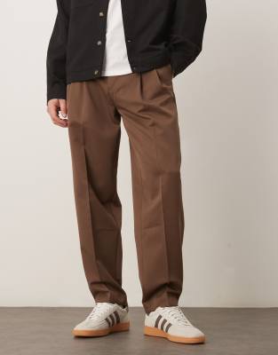 Elegante, schmal zulaufende Oversize-Hose in Braun mit Doppel-Bundfalten-Brown Brown 58 Short