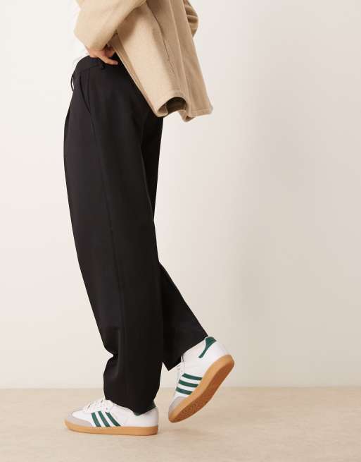 ASOS DESIGN – Elegante, schmal zulaufende Oversize-Hose in Schwarz mit Bundfalten, 3 von 5