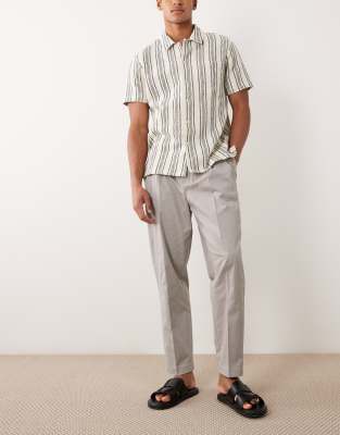 Elegante, schmal zulaufende Relaxed-Fit-Chinohose in Grau mit Bundfalten und hohem Baumwollanteil Grau 46 Regular