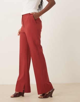 ASOS DESIGN - Elegante, schmale Anzughose in Kirschrot mit geradem Beinschnitt und Schlitz