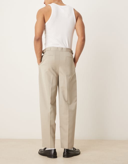 ASOS DESIGN – Elegante, seitlich verstellbare Hose in Steinbeige mit Bundfalten und weitem Bein, 4 von 5