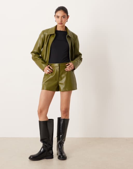ASOS DESIGN – Kunstleder-Set aus elegantem Cropped-Blazer und Shorts, in Olivgrün, 2 von 3