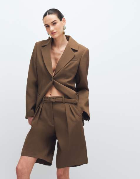 ASOS DESIGN – Elegante Shorts in Hellbraun mit Gürtel und mittelhohem Bund - view 1