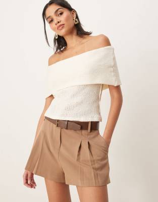 ASOS DESIGN - Elegante Shorts in Mokka mit hohem Bund und Kunstleder-Gürtel-Braun