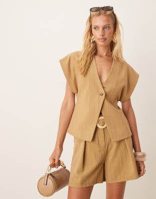 ASOS DESIGN - Elegante Shorts in Olivgrün gestreift mit Gürtel, Kombiteil-Bunt