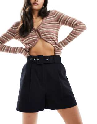 ASOS DESIGN - Elegante Shorts in Schwarz mit Gürtel und Leinenanteil