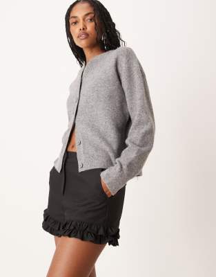 ASOS DESIGN - Elegante Shorts in Schwarz mit Rüschensaum