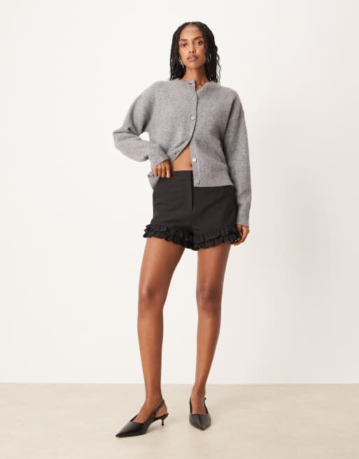 ASOS DESIGN – Elegante Shorts in Schwarz mit Rüschensaum, 3 von 5