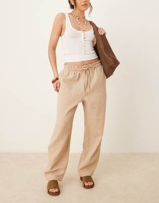 ASOS DESIGN - Elegante, strukturierte Hose in Stein mit Kordelzug und abgerundetem Bein-Neutral