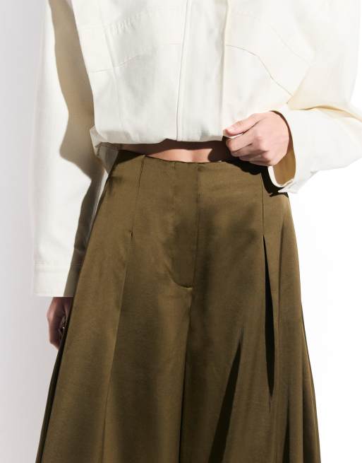ASOS DESIGN – Elegante, superweite Hose aus Satin in Khaki, 4 von 9
