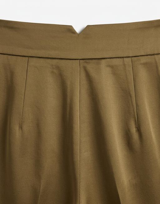 ASOS DESIGN – Elegante, superweite Hose aus Satin in Khaki, 8 von 9