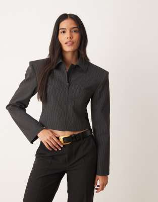 ASOS DESIGN - Elegante, taillierte Cropped-Jacke in Braun mit Nadelstreifen und durchgehendem Reißverschluss, Kombiteil-...