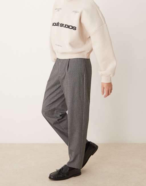 ASOS DESIGN - Elegante tapered bukser med oversized pasform og plisseringer foran samt sorte og hvide mikrotern