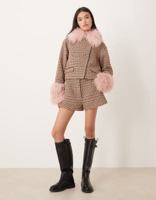 ASOS DESIGN - Elegante Tweed-Shorts mit Karomuster, Kombiteil-Bunt