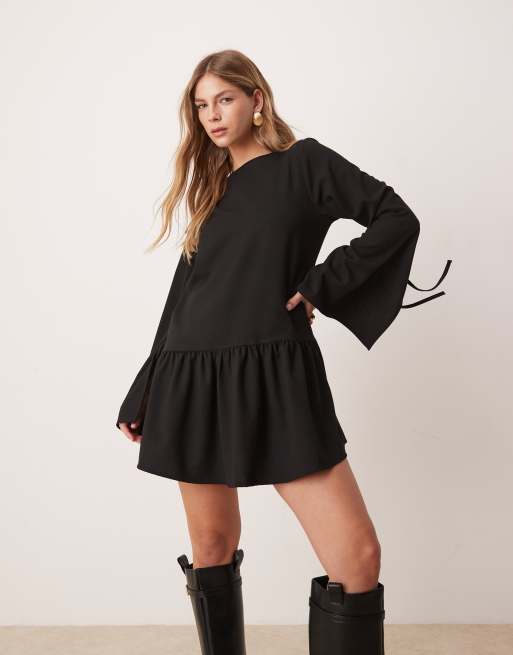 ASOS DESIGN - Elegante uitlopende mini jurk met verlaagde taille in zwart