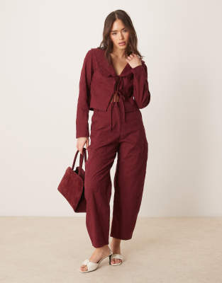 ASOS DESIGN - Elegante, verzierte Hose in dunklem Kirschrot mit gebogenem Beinschnitt, Kombiteil