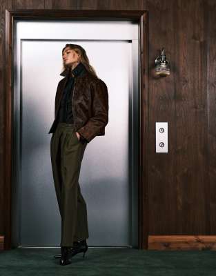 ASOS DESIGN - Elegante, weite Hose in Khaki mit asymmetrischem Wickeldetail und Schnalle-Grün