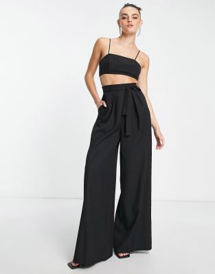 ASOS DESIGN - Eleganter 2-in-1-Jumpsuit mit Zierausschnitt und Gürtel in Schwarz