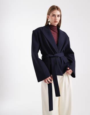 ASOS DESIGN - Eleganter Blazer mit kastigem Schnitt in Marineblau mit Gürtel