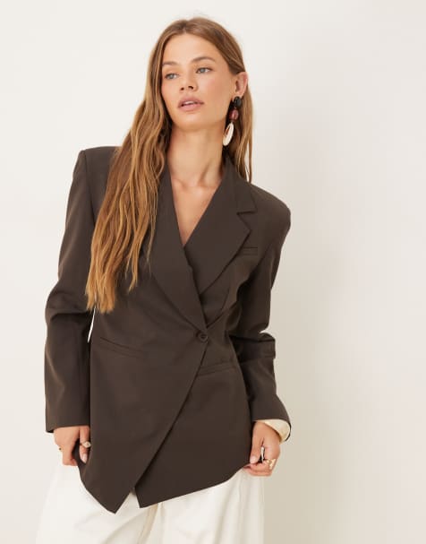 ASOS DESIGN – Eleganter Blazer mit tailliertem Schnitt und asymmetrischem Saum in Schokoladenbraun - view 1