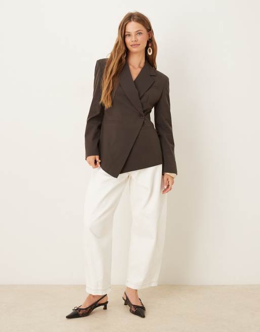 ASOS DESIGN – Eleganter Blazer mit tailliertem Schnitt und asymmetrischem Saum in Schokoladenbraun, 2 von 4