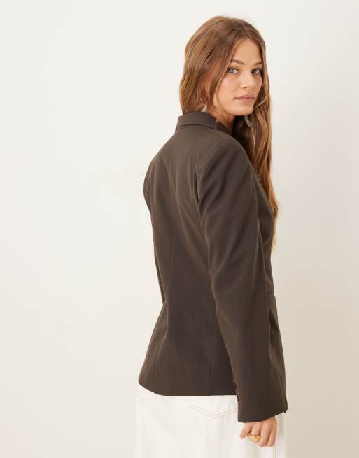 ASOS DESIGN – Eleganter Blazer mit tailliertem Schnitt und asymmetrischem Saum in Schokoladenbraun, 4 von 4