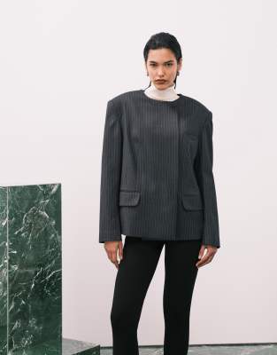 ASOS DESIGN - Eleganter Blazer ohne Kragen in Grau mit verstärkter Schulterpartie und Nadelstreifen