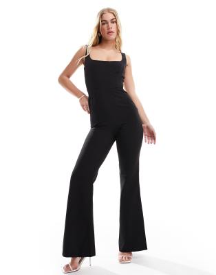 ASOS DESIGN - Eleganter Jumpsuit in Schwarz mit eckigem Ausschnitt und ausgestelltem Bein