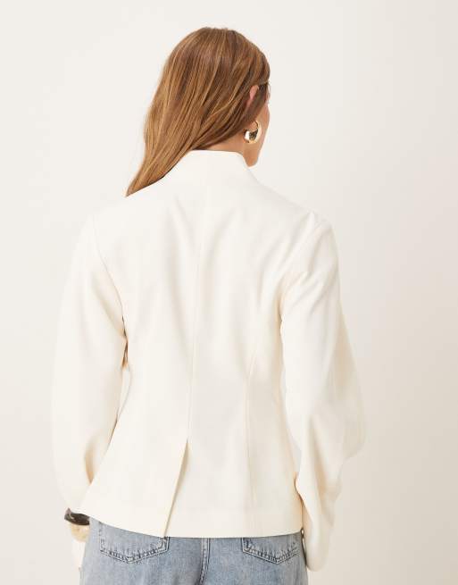 ASOS DESIGN – Eleganter, kragenloser Blazer in Elfenbeinweiß mit Cocoon-Ärmeln, 4 von 4