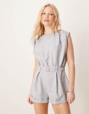 ASOS DESIGN - Eleganter, kurzer Playsuit in Grau mit Paperbag-Bund und Gürtel