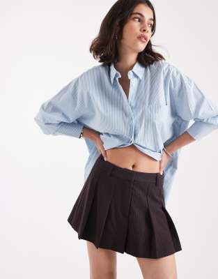 ASOS DESIGN - Eleganter kurzer Skort in gestreiftem Pflaumenlila mit Bundfalten