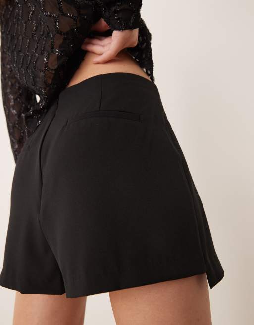 ASOS DESIGN – Eleganter, kurzer Wickel-Skort in Schwarz mit plissiertem Wickeldetail, 5 von 5