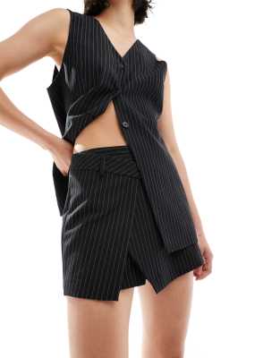 ASOS DESIGN - Eleganter Mini-Skort in Schwarz mit Nadelstreifen-Bunt