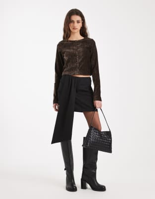 ASOS DESIGN - Eleganter Mini-Wickelrock in Schwarz mit Nadelstreifen