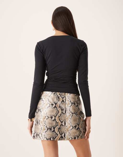 ASOS DESIGN – Eleganter Minirock aus Kunstleder in Braun mit Schlangenhautmuster, Kombiteil, 2 von 4