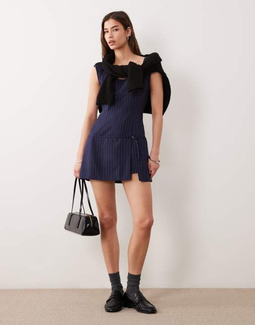 ASOS DESIGN – Eleganter Playsuit in Marineblau mit Nadelstreifen, 2 von 4