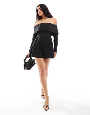 ASOS DESIGN - Eleganter Playsuit in Schwarz mit Carmen-Ausschnitt