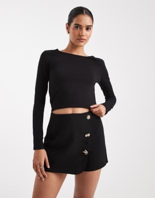 ASOS DESIGN - Eleganter Wickel-Skort in Schwarz mit goldfarbenen Knopfdetails