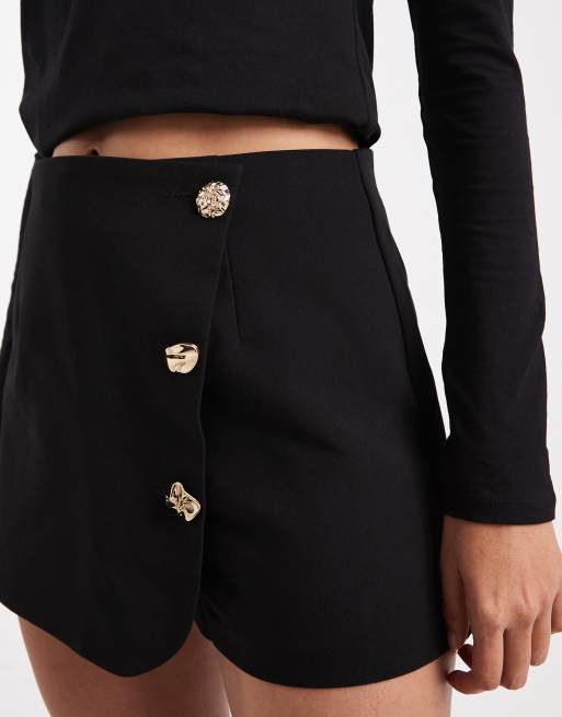 ASOS DESIGN – Eleganter Wickel-Skort in Schwarz mit goldfarbenen Knopfdetails, 3 von 5