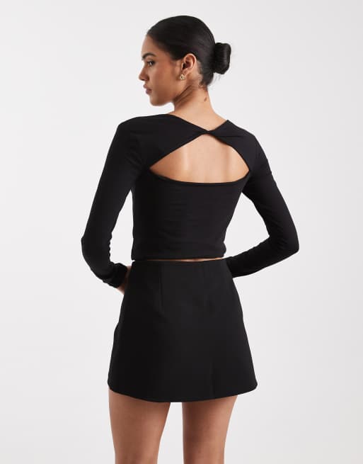 ASOS DESIGN – Eleganter Wickel-Skort in Schwarz mit goldfarbenen Knopfdetails, 4 von 5