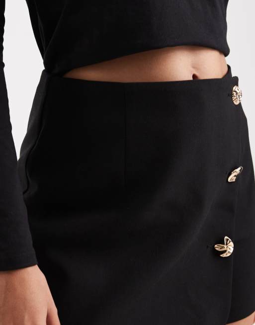 ASOS DESIGN – Eleganter Wickel-Skort in Schwarz mit goldfarbenen Knopfdetails, 5 von 5
