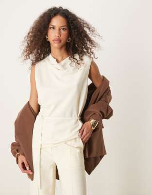 ASOS DESIGN - Elegantes, ärmelloses Oberteil in Leinenoptik in Buttermilchgelb mit drapiertem Design und Wasserfallaussc...