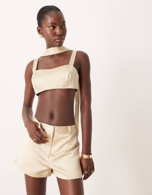 ASOS DESIGN - Elegantes Cropped-Oberteil aus Satin in Austernweiß mit Schaldetail, Kombiteil-Goldfarben