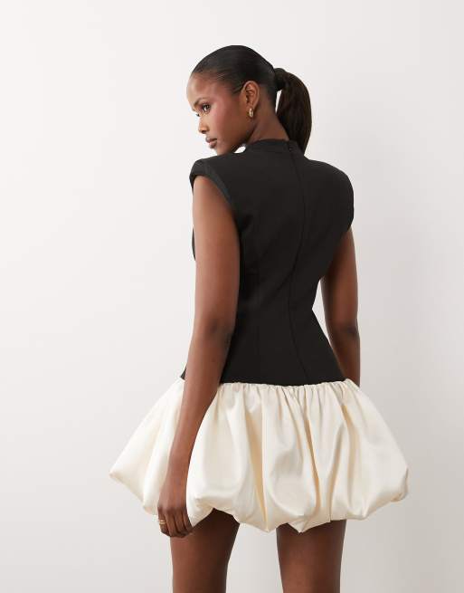 ASOS DESIGN – Elegantes, geformtes Minikleid aus Satin in Schwarz-Weiß mit Ballonsaum, 4 von 4