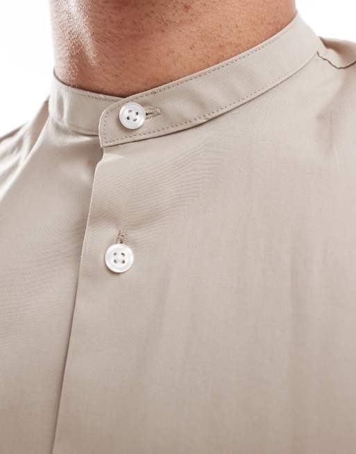 ASOS DESIGN – Elegantes Hemd in dunklem Steinbeige mit regulärem Schnitt und Grandad-Kragen, 3 von 4
