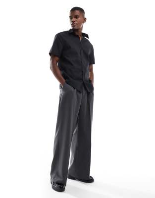ASOS DESIGN – Elegantes, leicht zu bügelndes Popeline-Hemd in Schwarz mit normaler Passform - view 1