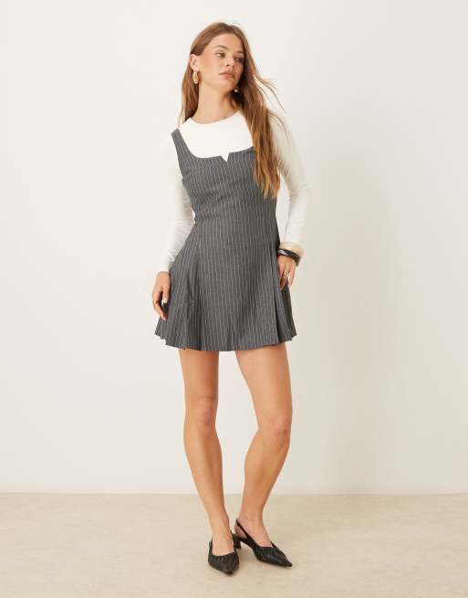 ASOS DESIGN – Elegantes Minikleid in Grau mit Nadelstreifen und Faltenrock, 3 von 4