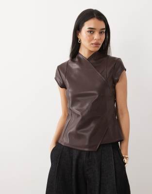 ASOS DESIGN - Elegantes, tailliertes Oberteil aus Kunstleder in Schokobraun mit überkreuztem Design-Brown