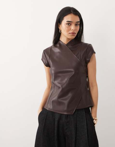 ASOS DESIGN – Elegantes, tailliertes Oberteil aus Kunstleder in Schokobraun mit überkreuztem Design - view 1
